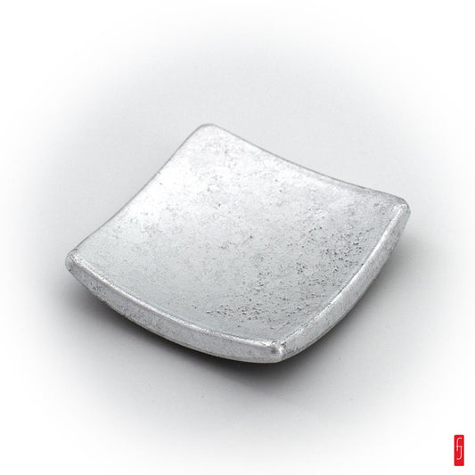 Porte-baguettes en r&#233;sine. laque noire et feuille d'argent de Kanazawa.  Produit artisanal - Fabriqu&#233; au Japon &#224; Kanazawa.  Mat&#233;riaux : Laque urushi. R&#233;sine. Feuille d'argent (argent v&#233;ritable).  Dimensions : 4.5 x 4.5 cm. Poids : 16.6 g. Au Japon. vous trouverez r&#233;guli&#232;rement de beaux portes baguettes pour compl&#233;te&#8230;