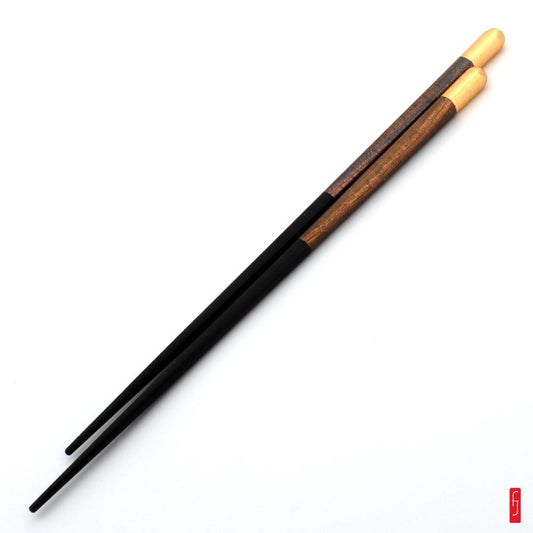 Paire de baguette en bois. laque noire. feuille d'argent iris&#233;e et feuille d'or de Kanazawa.  Produit artisanal - Fabriqu&#233; au Japon &#224; Kanazawa.  Mat&#233;riaux : Laque urushi. Bois. Feuille d'argent (argent v&#233;ritable).  Dimensions : 23 cm. Poids : 16 g. Les baguettes sont vendues s&#233;par&#233;ment. Elles vous sont pr&#233;sent&#233;es su&#8230;
