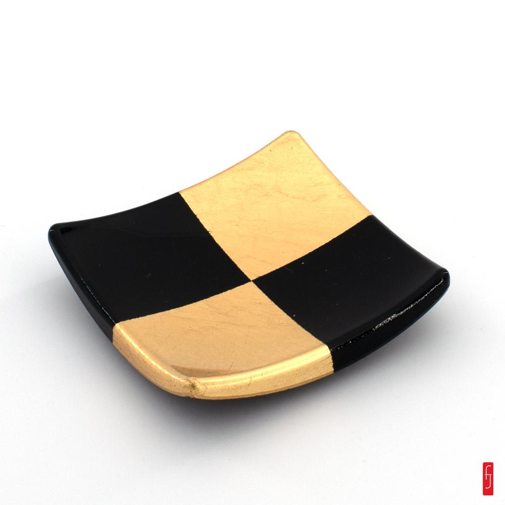 Porte-baguettes en bois laqu&#233; et feuille d'or de Kanazawa.  Produit artisanal - Fabriqu&#233; au Japon &#224; Kanazawa.  Mat&#233;riaux : Laque urushi. Bois. Feuille d'or (or v&#233;ritable).  Dimensions : 6 x 6 cm. Poids : 36 g. Au Japon. vous trouverez r&#233;guli&#232;rement de beaux portes baguettes pour compl&#233;ter &#233;l&#233;gament une pr&#233;sentation &#8230;