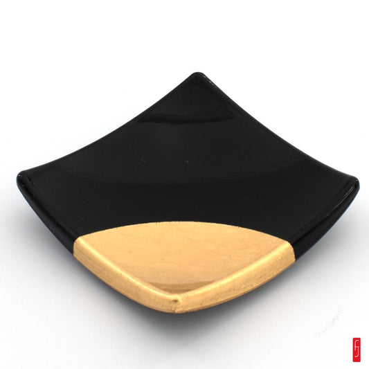 Porte-baguettes en bois laqu&#233; et feuille d'or de Kanazawa.  Produit artisanal - Fabriqu&#233; au Japon &#224; Kanazawa.  Mat&#233;riaux : Laque urushi. Bois. Feuille d'or (or v&#233;ritable).  Dimensions : 6 x 6 cm. Poids : 36 g. Au Japon. vous trouverez r&#233;guli&#232;rement de beaux portes baguettes pour compl&#233;ter &#233;l&#233;gament une pr&#233;sentation &#8230;