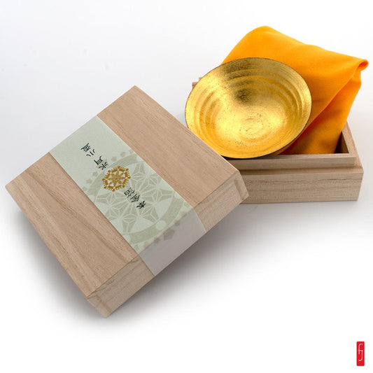 Coupelle &#224; sak&#233; en c&#233;ramique fine et feuille d'or de Kanazawa. L'or va travailler avec le temps et prendre de la personnalit&#233; petit &#224; petit.  Produit artisanal - Fabriqu&#233; au Japon &#224; Kanazawa.  Mat&#233;riaux : C&#233;ramique. Feuille d'or (or v&#233;ritable).  Dimensions : &#216; : 8.5 cm. Poids : 28.5 g. Prosp&#232;re et respect&#233;e au Japon&#8230;
