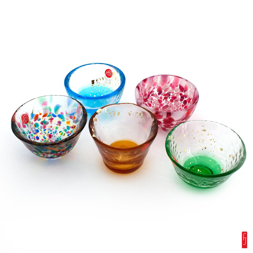 Lot de 5 verres &#224; sak&#233; en tsugaru vidro et &#233;clat de feuilles d'or. multicolore.  Produit artisanal - Fabriqu&#233; au Japon &#224; Iwakura.  Mat&#233;riaux : Verre/Cristal.  Dimensions : &#216; : 7 cm - Hauteur 4.5 cm. Poids : 90 g. L'univers des sak&#233; japonais (nihonshu) se pare d'une multitude de contenants. allant de petites coupes e&#8230;