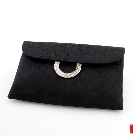 Pochette en soie noire nishijin ori de la maison Tatsumura &#224; Kyoto. au motif feuilles de vigne. boucle et cordelette argent&#233;es.  Produit artisanal - Fabriqu&#233; au Japon &#224; Kyoto.  Mat&#233;riaux : Soie.  Dimensions : 14.5 x 23 cm. Poids : 164 g. &#8230;