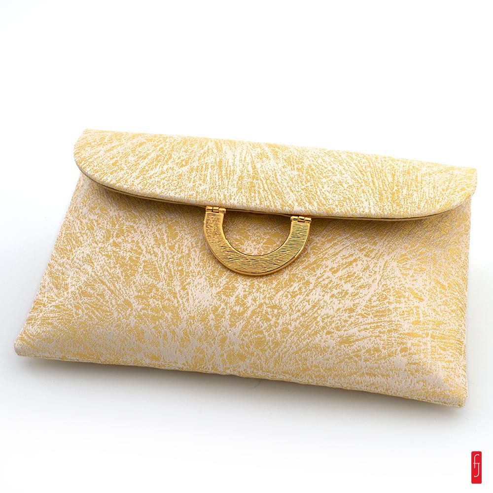 Pochette en soie blanche et fil d'or nishijin ori de la maison Tatsumura &#224; Kyoto. boucle et cordelette dor&#233;es.  Produit artisanal - Fabriqu&#233; au Japon &#224; Kyoto.  Mat&#233;riaux : Soie. Fil d'or (or v&#233;ritable).  Dimensions : 14.5 x 23 cm. Poids : 190.2 g. &#8230;
