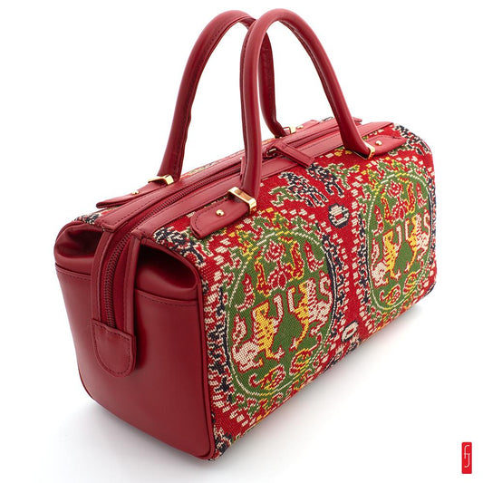 Sac en soie rouge et cuir veritable. de la maison Tatsumura &#224; Kyoto.  Produit artisanal - Fabriqu&#233; au Japon &#224; Kyoto.  Mat&#233;riaux : Soie. Cuir v&#233;ritable.  Dimensions : 13 x 30 cm - Hauteur 16 cm. Poids : 508 g. &#8230;