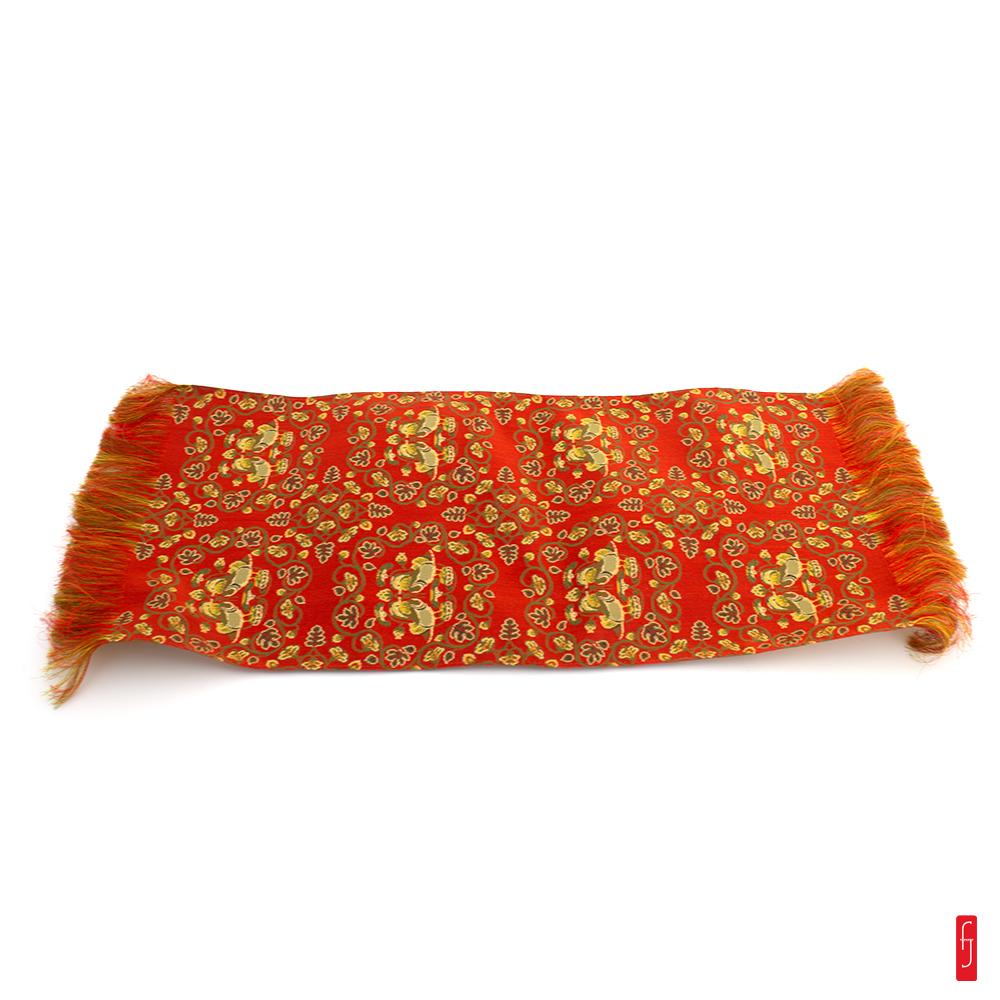 Petit chemin de table en soie de la maison Tatsumura au motif d'oiseaux. avec la technique de tissage Nishijin Ori. du nom du quartier de Kyoto dont elle est issue.  Produit artisanal - Fabriqu&#233; au Japon &#224; Kyoto.  Mat&#233;riaux : Soie.  Dimensions : 20 x 50 cm. Poids : 12 g. &#8230;