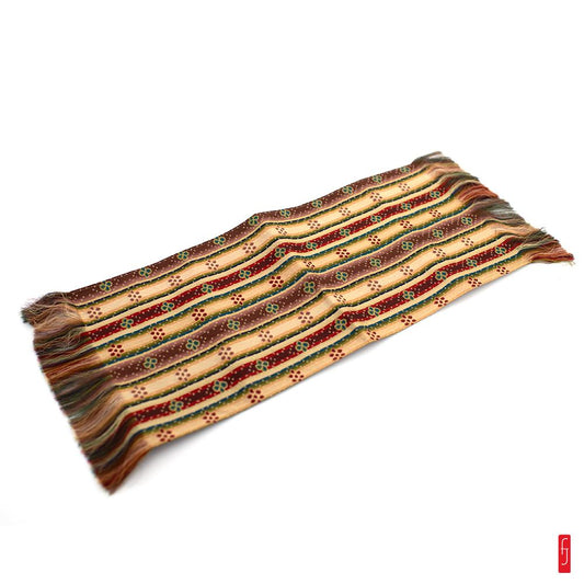Petit chemin de table en soie de la maison Tatsumura. avec la technique de tissage Nishijin Ori. du nom du quartier de Kyoto dont elle est issue. Motif de fleur.  Produit artisanal - Fabriqu&#233; au Japon &#224; Kyoto.  Mat&#233;riaux : Soie.  Dimensions : 20 x 50 cm. Poids : 12 g. &#8230;