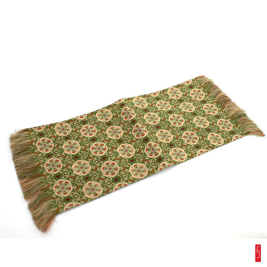 Petit chemin de table en soie de la maison Tatsumura. avec la technique de tissage Nishijin Ori. du nom du quartier de Kyoto dont elle est issue. Motif de fleurs de prunier.  Produit artisanal - Fabriqu&#233; au Japon &#224; Kyoto.  Mat&#233;riaux : Soie.  Dimensions : 20 x 50 cm. Poids : 12 g. &#8230;