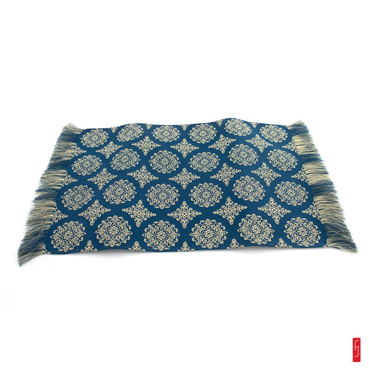 Petit chemin de table en soie de la maison Tatsumura. avec la technique de tissage Nishijin Ori. du nom du quartier de Kyoto dont elle est issue. Motif diamant.  Produit artisanal - Fabriqu&#233; au Japon &#224; Kyoto.  Mat&#233;riaux : Soie.  Dimensions : 20 x 30 cm. Poids : 7.5 g. &#8230;